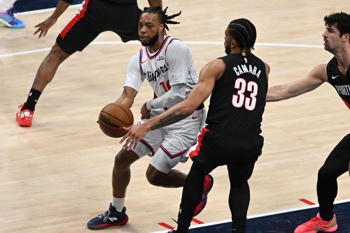 Los Angeles Clippers guard Darius Garland (10) drives to the basket during a game between the Los Angeles Clippers and the Portland Trailblazers on Tuesday, March 31, 2026 at Intuit Dome in Inglewood Calif