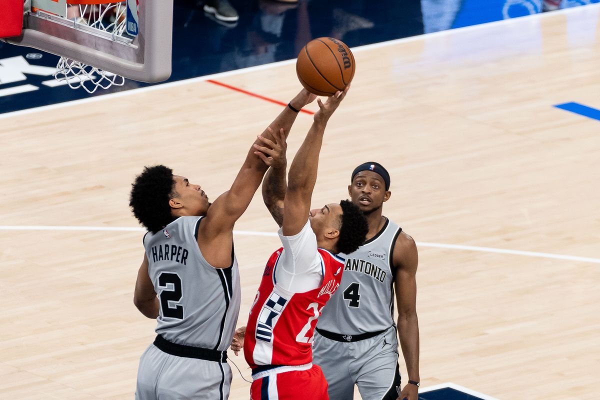 Los Angeles Clippers guard Jordan Miller (22) shoots the ball during an NBA basketball game against the San Antonio Spurs,Thursday April 2nd, 2026 in Inglewood, California. 