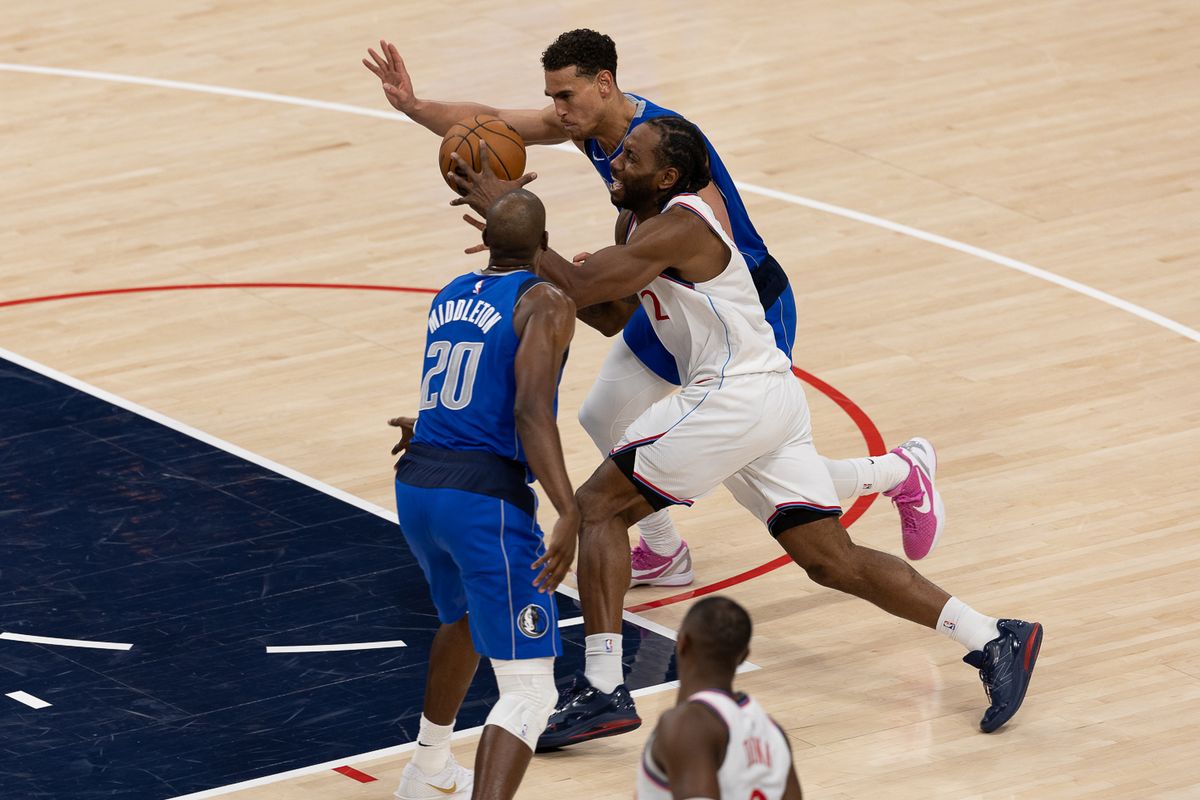 Los Angeles Clippers forward Kawhi Leonard (2) drives to the basket during an NBA basketball game against the Dallas Mavericks, Tuesday April 7, 2026 in Inglewood, Calif.