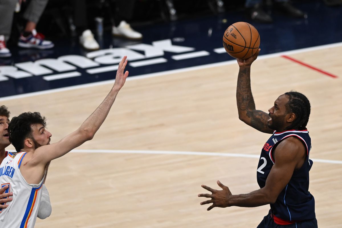 Los Angeles Clippers guard Kawhii Leonard (2) shoots a floater during a game between the Los Angeles Clippers and OKC Thunder on Wednesday, April 8, 2026 at Intuit Dome in Inglewood Calif