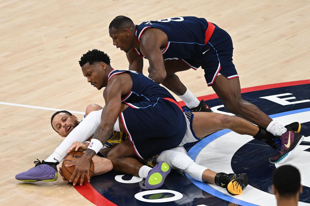 Golden State Warriors guard Steph Curry (30) battles for possession during a game between the Los Angeles Clippers and Golden State Warriors on Wednesday, April 15, 2026 at Intuit Dome in Inglewood Calif