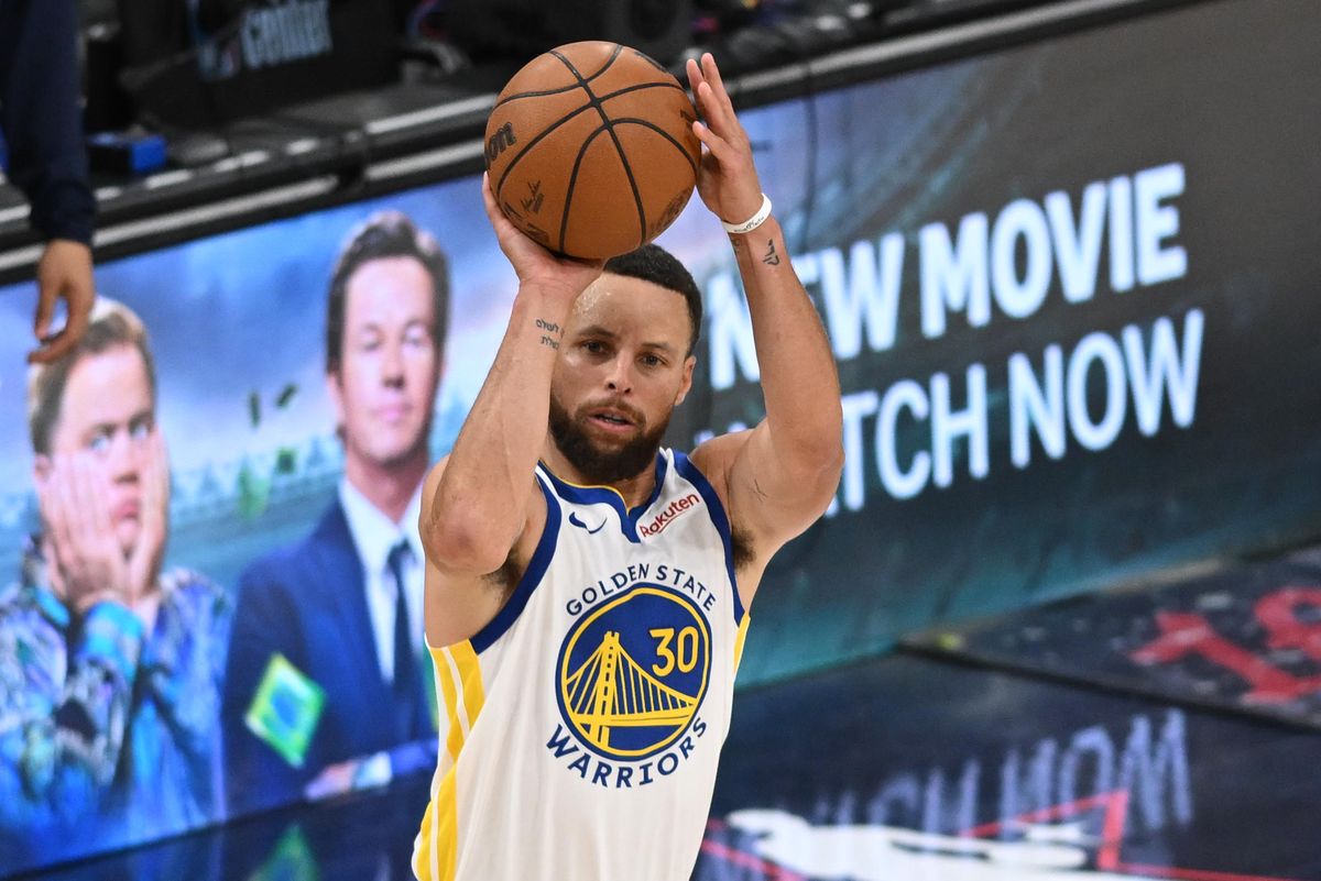 Golden State Warriors guard Steph Curry (30) shoots a three-pointer during a game between the Los Angeles Clippers and Golden State Warriors on Wednesday, April 15, 2026 at Intuit Dome in Inglewood Calif