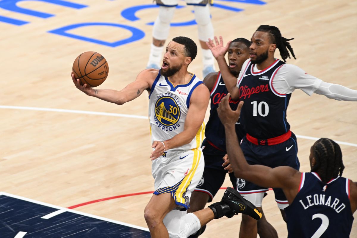 Golden State Warriors guard Steph Curry (30) drives to the basket during a game between the Los Angeles Clippers and Golden State Warriors on Wednesday, April 15, 2026 at Intuit Dome in Inglewood Calif