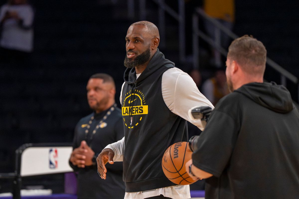 Los Angeles Lakers forward LeBron James (23) warming up before an NBA basketball game against the Washington Wizards on March 30th, 2026 in Los Angeles, CA.