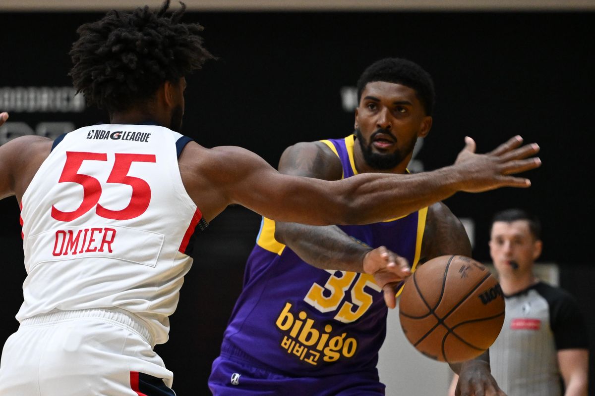 South Bay Lakers center Malik Williams (35) throws a pass during an NBA G-League playoff game between the San Diego Clippers and the South Bay Lakers Wednesday, April 1, 2026 at UCLA Health Training Center in El Segundo, Calif.