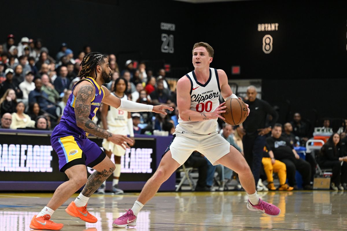 San Diego Clippers guard Sean Pedulla (00) takes a step back during an NBA G-League playoff game between the San Diego Clippers and the South Bay Lakers Wednesday, April 1, 2026 at UCLA Health Training Center in El Segundo, Calif.