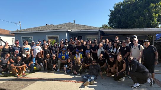 'Thursday' cast and crew gather in front of the iconic 'Friday' home.