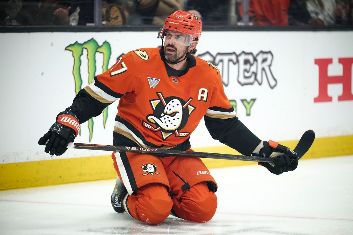 The Anaheim Ducks left wing Alex Killorn (17) defends during an NHL game against The Toronto Maple Leafs, March 30th, 2026 in Anaheim, California.